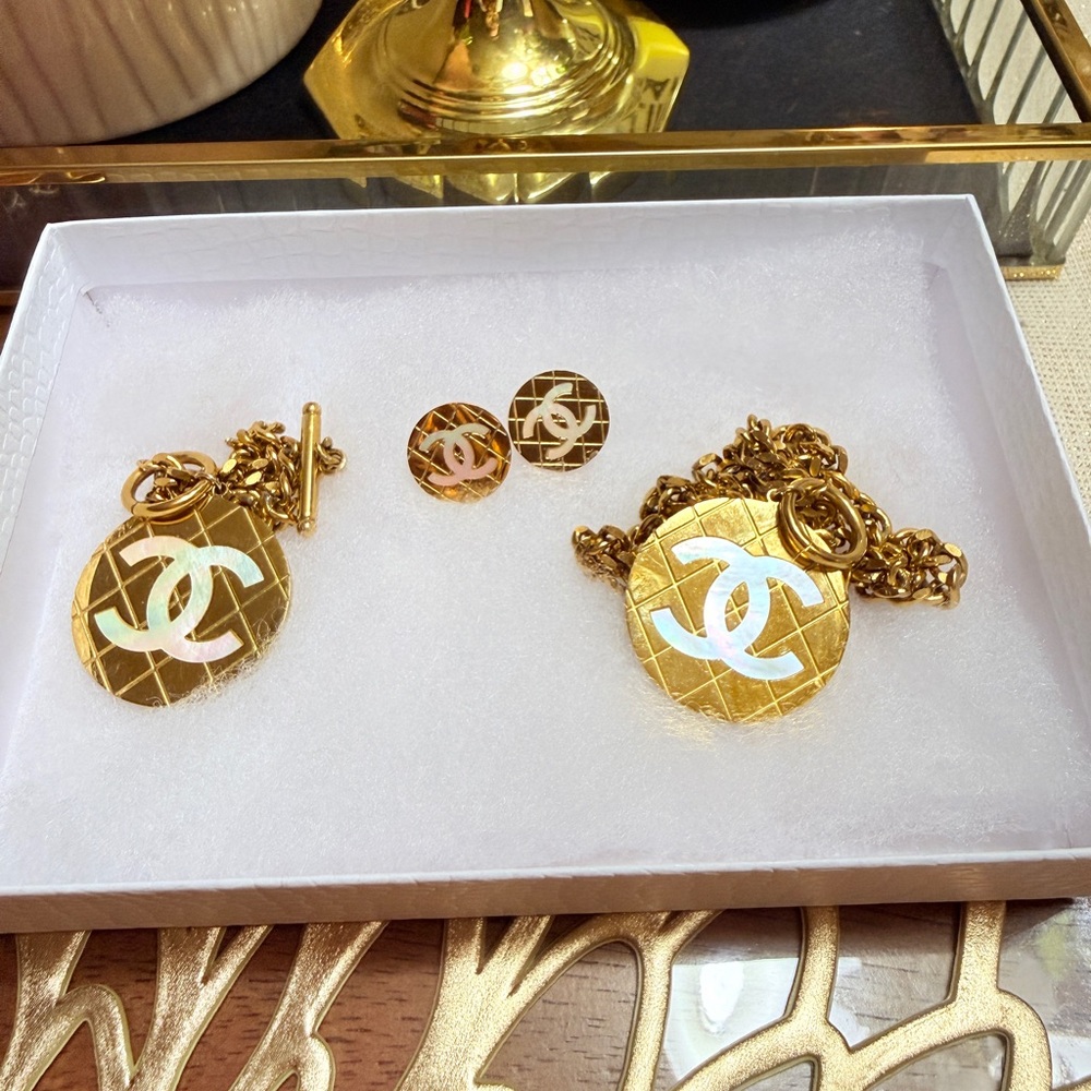 Elegant Gold Set of Necklace, Earing and Bracelet.